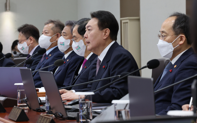 윤석열 대통령이 13일 오전 서울 용산 대통령실 청사에서 국무회의를 주재하고 있다. 왼쪽 두번째부터 이상민 행정안전부 장관, 박진 외교부 장관, 한덕수 국무총리, 윤 대통령, 추경호 경제부총리./연합뉴스