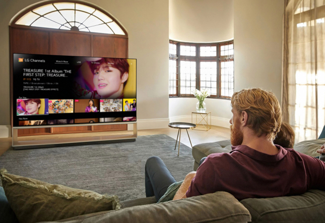 LG전자 모델이 스마트 TV에서 무료 콘텐츠를 제공하는 ‘LG 채널’ 서비스를 시청하고 있다. 사진제공=LG전자