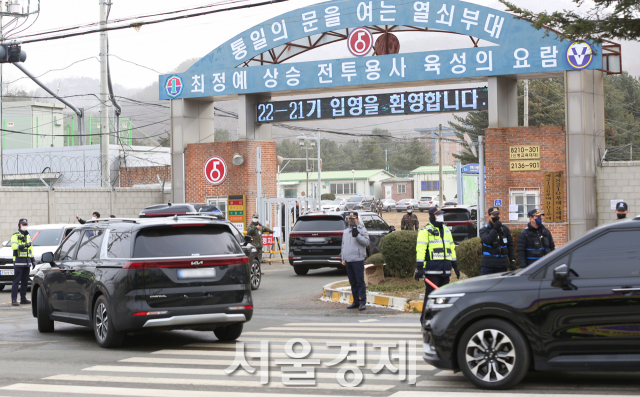 그룹 방탄소년단 진과 멤버들이 차량을 탑승한 채 13일 오후 경기도 연천군 육군훈련소 신병교육대로 들어서고 있다. / 사진=김규빈 기자