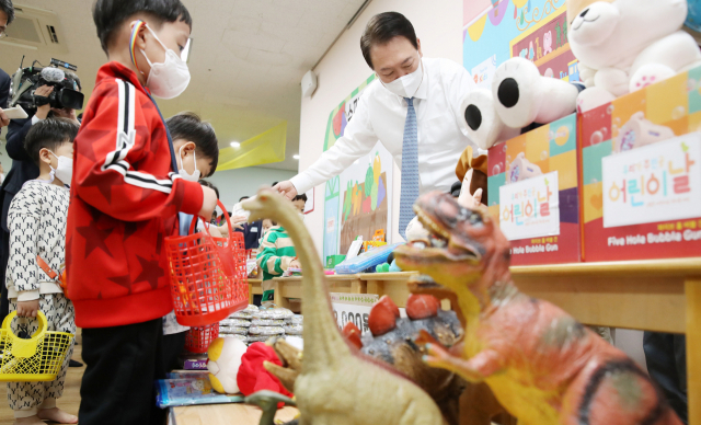 윤석열 대통령이 9월 세종시의 한 어린이집에서 장보기 놀이 수업을 참관하고 있다. 연합뉴스