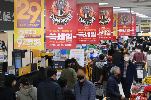 이마트 최대 할인 행사 '쓱데이' 마지막날 서울 성동구 이마트 성수점이 고객들로 붐비고 있다. 권욱기자
