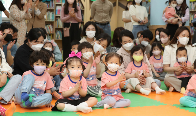 어린이집에 아동들이 모여 수업을 듣고 있다. 연합뉴스