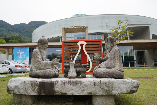 술잔을 나누는 모습의 조각상이 술테마박물관 앞에 놓여 있다.