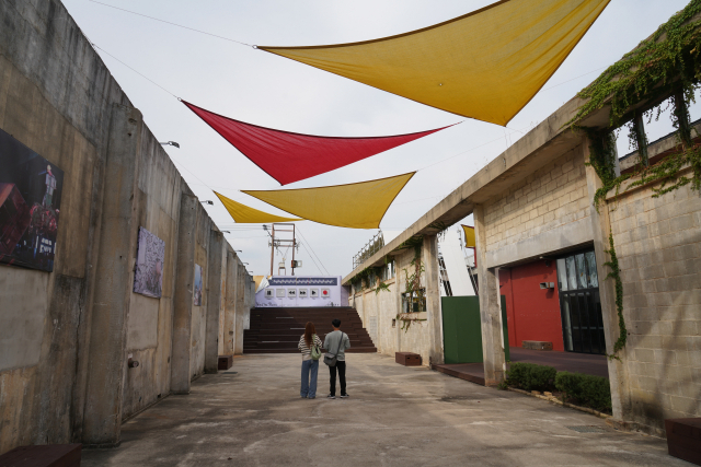 여행객들이 폐공장에서 예술 무대로 거듭난 팔복예술공장을 살펴보고 있다.