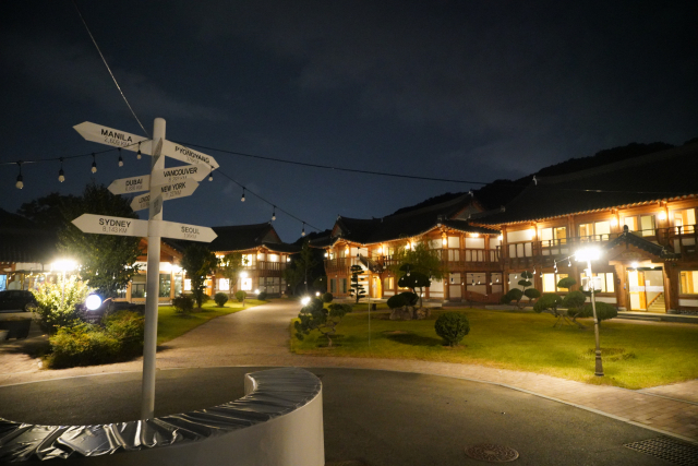 전통한옥 호텔 왕의지밀이 환히 빛나고 있다.