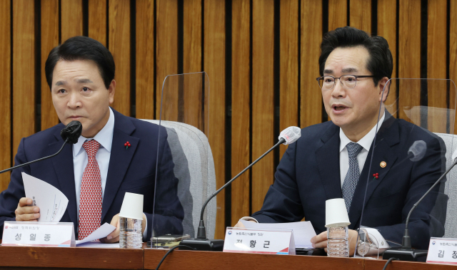 정황근(오른쪽) 농림축산식품부 장관이 13일 오후 서울 여의도 국회에서 열린 푸드테크 산업 발전을 위한 민·당·정 협의회에서 발언하고 있다. 연합뉴스