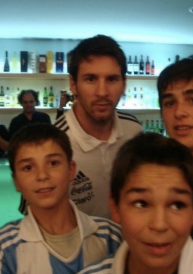 10년 전 꼬마 팬과 우상으로 만났던 훌리안 알바레스(왼쪽)와 리오넬 메시. 출처=파브리지오 로마노 트위터