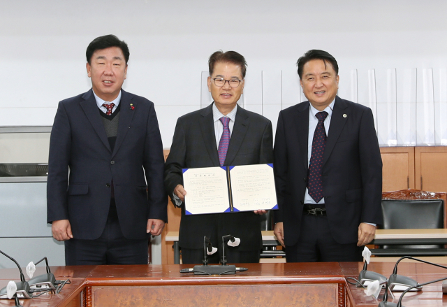 김영환(오른쪽 첫번째) 충북도지사와 이범석(″세번째) 청주시장, 권혁운(″두번째) 아이에스동서 회장이 투자협약을 체결하고 있다. 사진제공=청주시