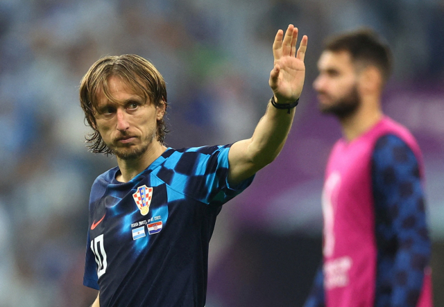 크로아티아의 루카 모드리치가 14일 카타르 월드컵 준결승 패배 뒤 팬들에게 인사하고 있다. 로이터연합뉴스