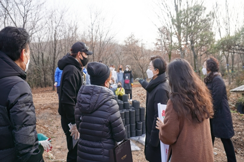 사진: 김미경 구청장이 강진호 디엠씨트립스 대표와 인사를 나누고 있다.