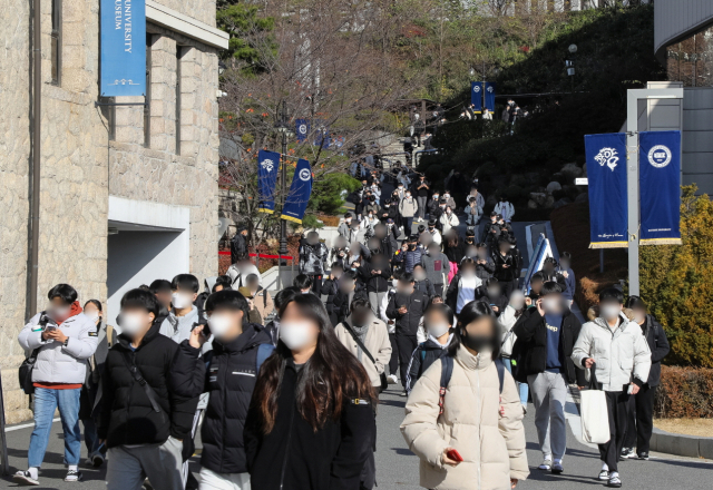 수험생들이 11월 27일 서울 성동구 한양대에서 2023 자연 계열 논술고사를 치른 뒤 귀가하고 있다. 연합뉴스