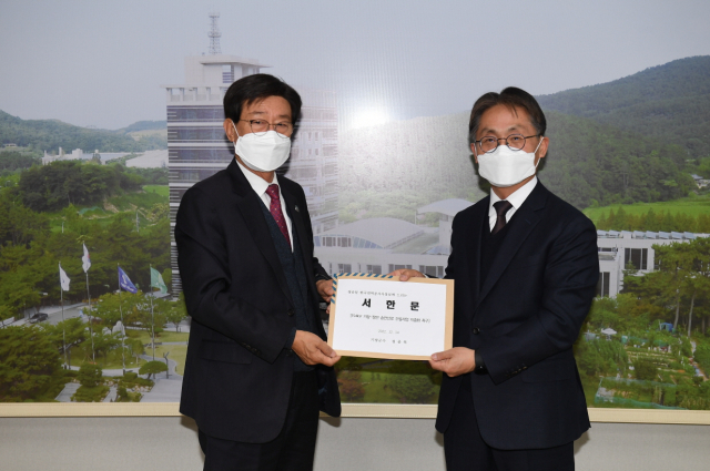 14일 정종복 부산 기장군수가 한국전력공사 남부건설본부를 찾아 ‘154kv 기장-장안 송전선로 건설사업 지중화 촉구 서한문’을 전달하고 있다./사진제공=기장군