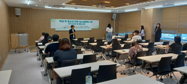 전남 신안군은 최근 학교 밖 청소년지원센터 사업으로 학업 중단 청소년을 대상으로 스마트 학습 교실을 운영했다. 사진 제공=신안군