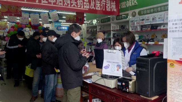 코로나 확진자 수가 급증하고 있는 수도 베이징에서 14일 시민들이 의약품을 구매하기 위해 줄 서 있다. 로이터연합뉴스