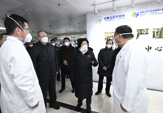 중국 방역 책임자인 쑨춘란(앞줄 왼쪽 세 번째) 부총리가 전날 수도 베이징의 한 병원을 찾아 관계자들과 이야기하고 있다. 신화연합뉴스