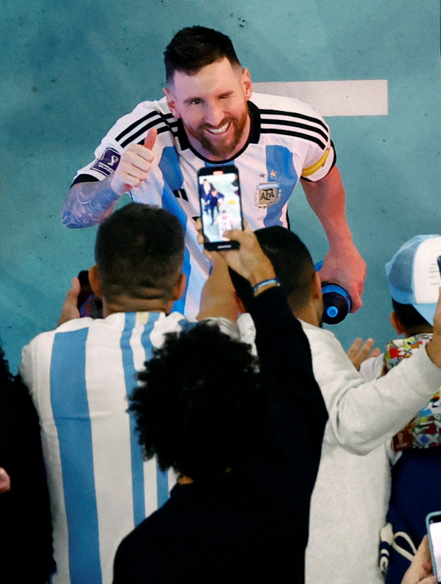 아르헨티나 주장 리오넬 메시가 14일 카타르 월드컵 준결승 승리 뒤 그라운드를 빠져나가며 팬들의 축하에 엄지를 들어 보이고 있다. 로이터연합뉴스
