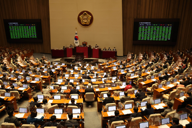 8일 국회에서 열린 본회의에서 여야 의원들이 상정된 법안에 대해 표결하고 있다. / 연합뉴스