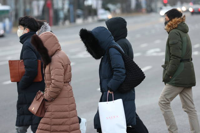 아침 기온이 하루 새 5~15도 떨어진 14일 오전 서울 광화문네거리에서 시민들이 횡단보도를 건너고 있다. 연합뉴스