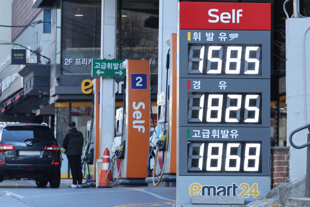 지난 11일 오전 서울 시내의 한 주유소에 휘발유와 경유 판매가격이 게시돼 있다. 연합뉴스