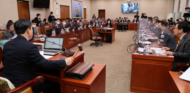 윤관석 산업통상자원중소벤처기업위원장이 15일 국회에서 산자위 전체회의를 개의하고 있다. / 연합뉴스