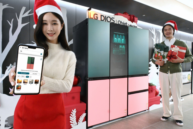 서울 서초구 LG 베스트샵 서초본점에서 LG전자 모델들이 디오스 오브제 컬렉션 무드업을 소개하고 있다. 사진제공=LG전자