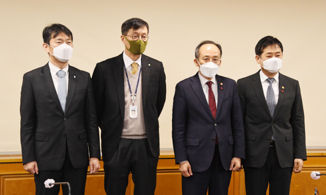 이복현(왼쪽부터) 금융감독원장과 이창용 한은총재, 추경호 부총리, 김주현 금융위원장이 15일 서울은행회관에서 열린 비상거시경제금융회의에 참석해 사진을 촬영하고 있다.