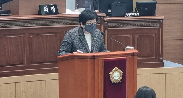 158명이 숨진 이태원 참사와 관련해 막말을 쏟아낸 국민의힘 김미나 경남 창원시의원이 13일 오후 열린 제120회 시의회 제2차 본회의에서 공식 사과 발언을 하고 있다. 그는 