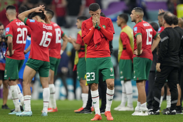빌랄 하누스(가운데)를 비롯한 모로코 선수들이 준결승 패배 뒤 아쉬워하고 있다. AP연합뉴스