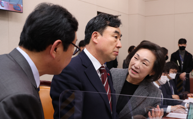 지난 8일 국회 본회의에서 부결된 한국전력공사법 일부개정안을 재논의하기 위한 국회 산업통상자원중소벤처기업위원회 전체회의가 15일 서울 여의도 국회에서 열렸다. 윤관석 위원장(가운데)과 한무경 국민의힘 간사(오른쪽), 김한정 더불어민주당 간사가 전체회의 개의에 앞서 대화하고 있다. 연합뉴스