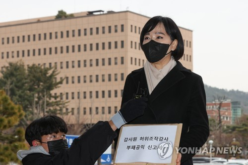 전현희 국민권익위원장이 15일 오전 정부과천청사 민원실 앞에서 유병호 감사원 사무총장과 '권익위 감사' 제보자로 알려진 권익위 고위직 A씨를 고위공직자범죄수사처에 고발하기 전 취재진을 만나 입장을 밝히고 있다./연합뉴스