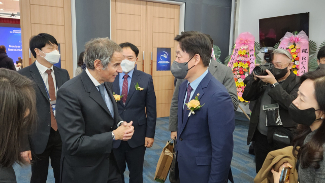 라파엘 그로시(왼쪽) IAEA 사무총장과 오태석 과기정통부 1차관이 15일 대전 유성구 KAIST에서 열린 RCA사무국 개소 20주년 국제 심포지엄 행사장에서 대화를 나누고 있다. 사진=김윤수 기자