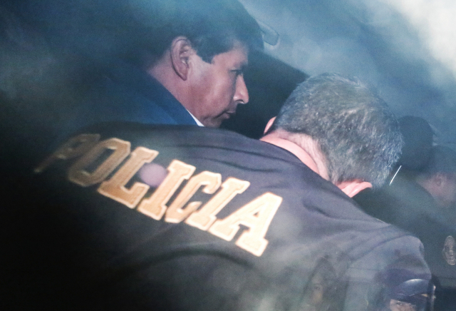 이달 7일(현지 시간) 탄핵 당한 페드로 카스티요 페루 전 대통령이 경찰서를 떠나 차를 타고 이동하고 있다.AP연합뉴스