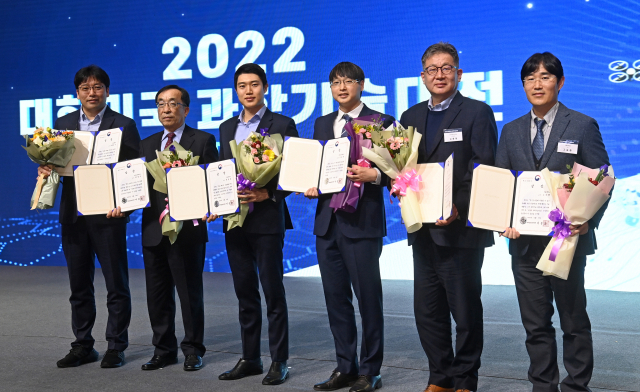 15일 경기도 고양시 일산 킨텍스에서 열린 ‘이달의 과학기술인상’ 시상식에서 수상자들이 기념촬영을 하고 있다. 왼쪽부터 배상수 서울대 교수, 한정우 포항공대 교수(대리수상 아버지 한현석씨), 권성훈 서울대 교수(대리수상 정윤진씨), 조길영 포항공대 교수, 김동현 한국철도기술연구원 수석연구원, 고승환 서울대 교수. /고양=성형주 기자