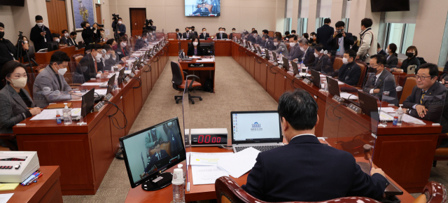 8일 국회 본회의에서 부결된 한국전력공사법 일부 개정안을 재논의하기 위한 국회 산업통상자원중소벤처기업위원회 전체회의가 15일 서울 여의도 국회에서 열렸다. 윤관석 위원장이 의사봉을 두드리고 있다. 연합뉴스