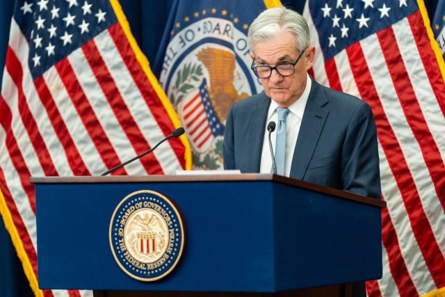제롬 파월 연준 의장이 14일(현지 시간) 열린 12월 FOMC 기자회견에서 기자들의 질문을 경청하고 있다. EPA연합뉴스
