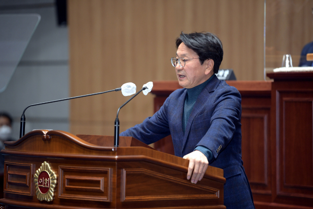 강기정 광주시장이 지난 14일 본회의에서 2090억 원의 예산이 삭감된 데 대한 입장을 얘기하며 울먹이고 있다. 사진 제공=광주광역시