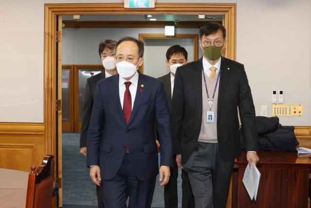 추경호 부총리 겸 기획재정부 장관(앞줄 왼쪽)과 이창용 한국은행 총재가 15일 오전 서울 중구 은행회관에서 열린 비상거시경제 금융회의에 참석하고 있다. 연합뉴스