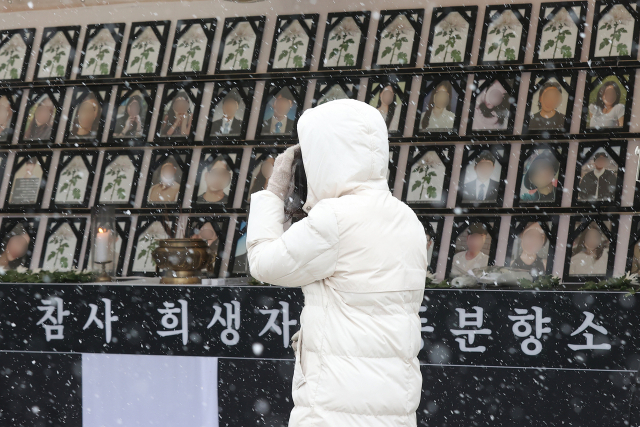 15일 오후 서울 용산구 녹사평역 광장에 10·29 이태원참사 유가족협의회와 10·29 이태원참사 시민대책회의가 마련한 시민분향소에서 한 시민이 희생자를 추모하고 있다. 연합뉴스