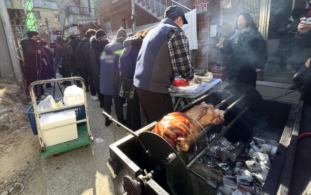 15일 대구 북구 대현동 이슬람 사원 공사장 앞에서 '대현동 이슬람사원 건립 반대 비대위'가 통돼지 바비큐 행사를 열고 있다. 연합뉴스