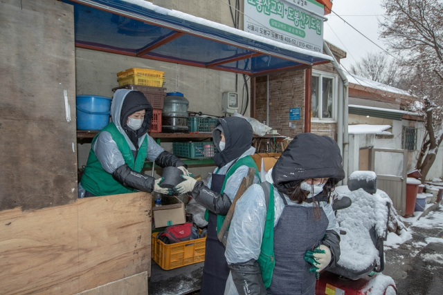 GA 리치앤코 직원들이 서울 도봉구 일대에 거주하는 경제적으로 어려움에 처해 있는 지역 소외이웃을 위해 ‘연탄 기부 행사’를 진행하고 있다. 사진 제공=리치앤커