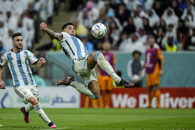 아르헨티나 수비수 니콜라스 오타멘디가 10일 네덜란드와의 카타르 월드컵 8강전에서 몸을 날려 공을 걷어내고 있다. AP연합뉴스