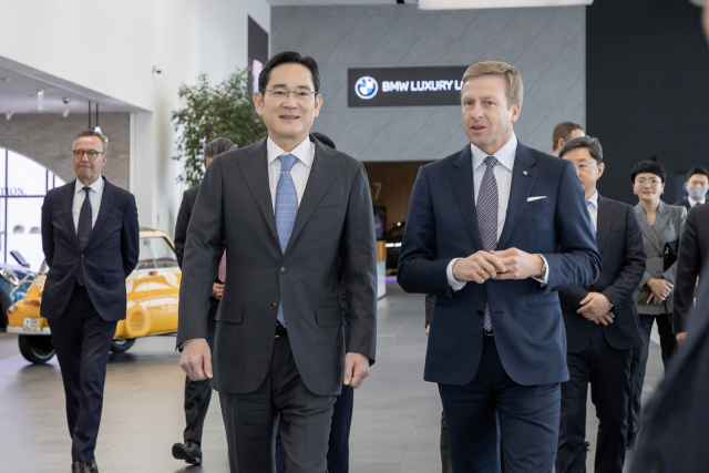 이재용(왼쪽) 삼성전자 회장이 지난 17일 한국을 찾은 올리버 집세 BMW 회장과 인천 영종도 BMW 드라이빙 센터에서 만나 이야기를 나누고 있다. 사진제공=삼성전자