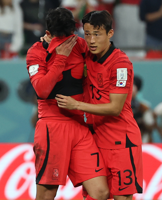 손준호(오른쪽)가 3일 카타르 월드컵 포르투갈과의 조별리그 3차전에서 2 대 1 승리를 거둔 뒤 울고 있는 손흥민을 달래고 있다. 연합뉴스