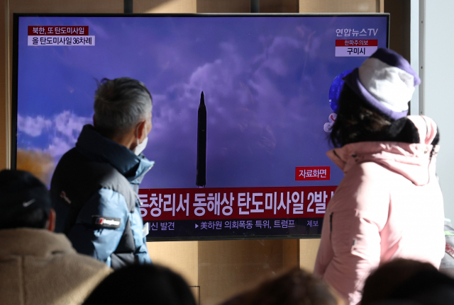 18일 서울역 대합실에서 시민들이 북한 탄도미사일 발사 소식을 전하는 뉴스를 시청하고 있다. /연합뉴스