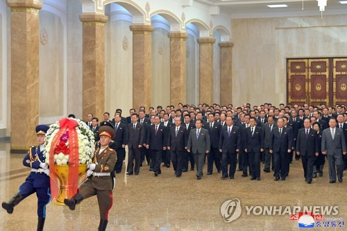 17일 김정일 북한 국방위원장 사망 11주기를 맞아 노동당중앙위원회, 최고인민회의 상임위원회, 내각, 무력기관 일꾼들이 금수산태양궁전을 참배했다고 조선중앙통신이 18일 보도했다./연합뉴스