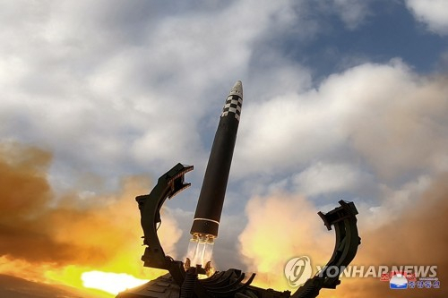 북한이 지난달ㄹ 11월 18일 ICBM 화성 17형을 시험 발사하는 모습. 북한은 한달 후인 12월 18일 오전에도 미상의 탄도미사일을 동해상으로 발사하며 무력시위성 도발을 재개했다. 조선중앙통신·연합뉴스
