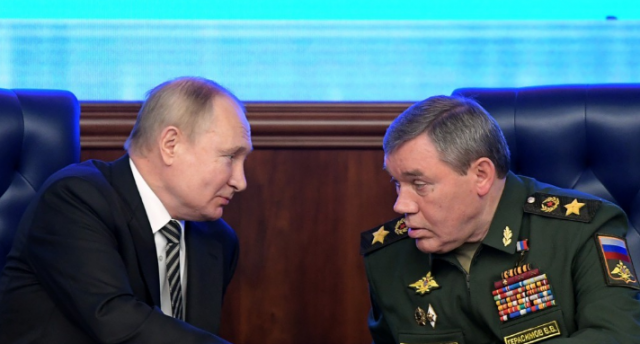푸틴 대통령(왼쪽)과 대화 중인 발레리 게라시모프 총창모장(오른쪽). 타스 연합뉴스