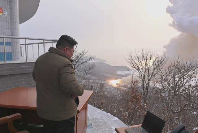 북한이 고체연료를 사용하는 신형 대륙간탄도미사일(ICBM)을 개발하기 위한 것으로 보이는 고출력 로켓엔진 시험에 성공했다고 밝혔다. 조선중앙TV는 16일 “조선로동당 제8차 대회가 제시한 국방력 강화의 중요 핵심 목표들을 결사 완수하려는 국방과학연구 부문 과학자·기술자들의 불굴의 의지와 완강한 노력이 실천적인 성과들로 이어지고 있는 가운데 또다시 12월 15일 전략적 의의를 가지는 중대 시험이 진행되였다”고 보도했다. 연합뉴스