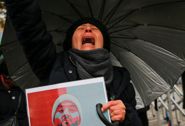 13일(현지시간) 튀르키예 이스탄불에서 열린 집회에서 한 여성 참가자가 울부짖고 있다. /연합뉴스