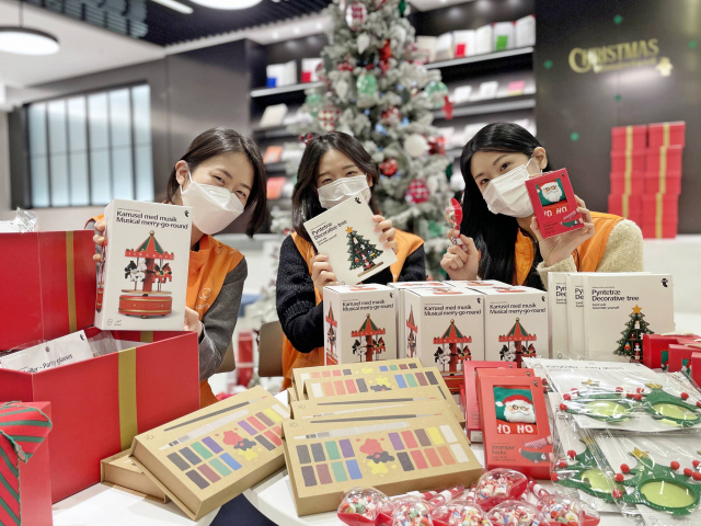 갤러리아백화점 직원들이 중증 희귀 난치성 질환을 앓고 있는 환아 270명에게 전달할 크리스마스 선물을 포장하고 있다./사진 제공=갤러리아백화점